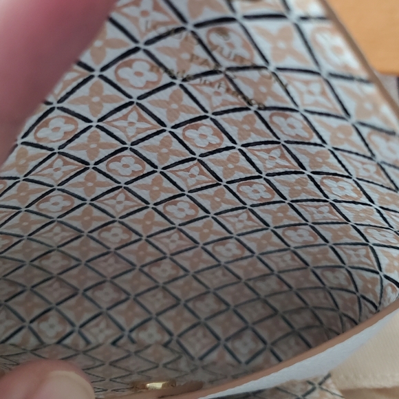 Louis Vuitton Small Kirigami - Picture 4 of 7